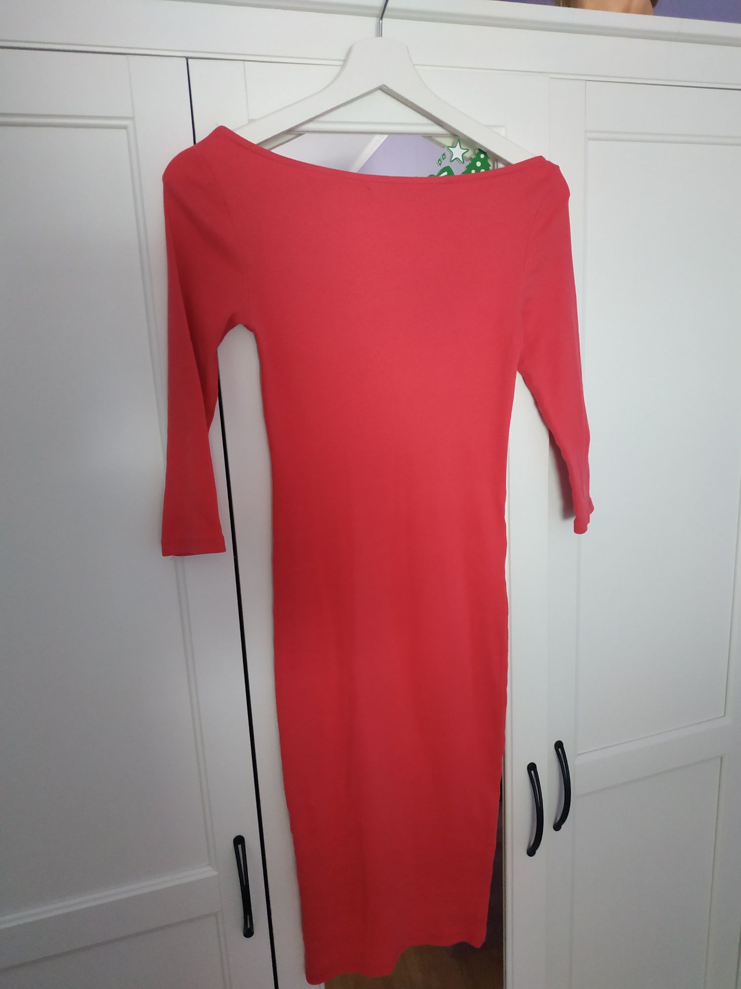 Sukienka midi, ołówkowa z odkrytymi ramionami