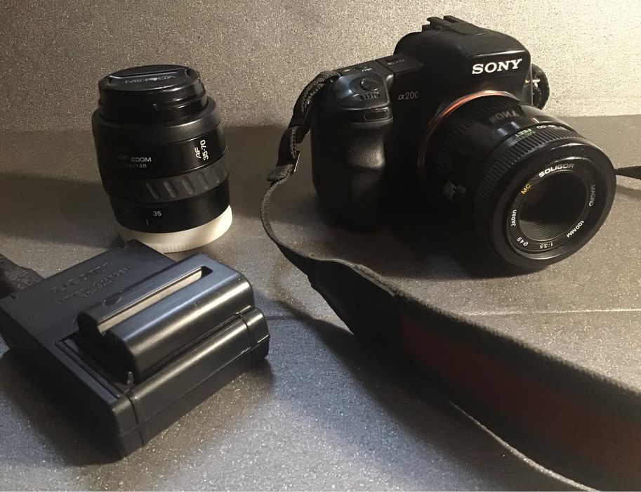 Sony Alpha 200 - 2 objetivas, carregador, bateria, cartão CF 8GB, etc