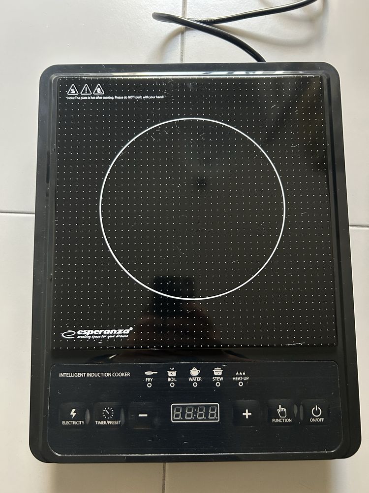 Placa eléctrica de indução nova.