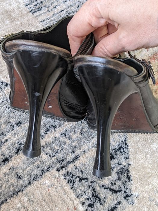 Віддам безкоштовно туфлі на підборах каблуках шльопки