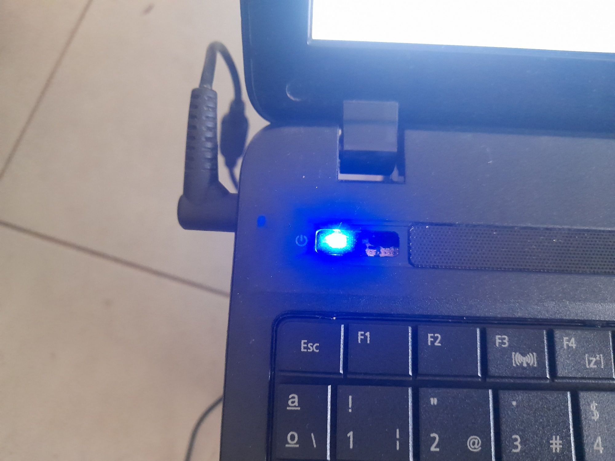 Portátil Acer Aspire E1-571
