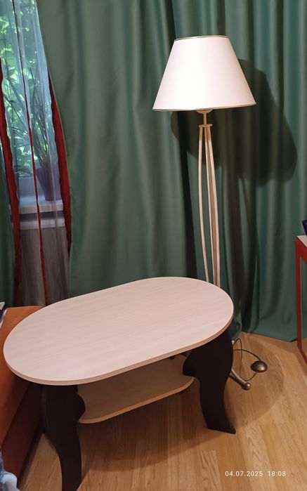 Продам журнальний столик сосна венге в стані новий