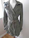 Casaco gabardine estilo militar verde seco