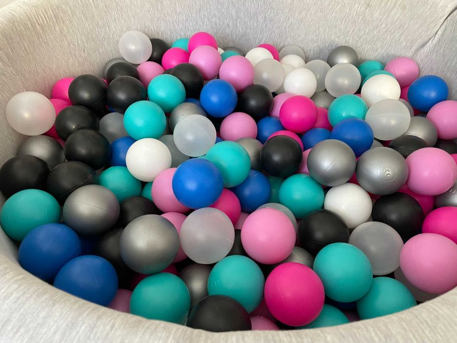 Suchy basen z piłkami zuzula