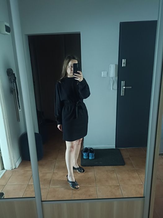 Czarna, dresowa sukienka z wiązanym paskiem w talii, rozmiar S / 36