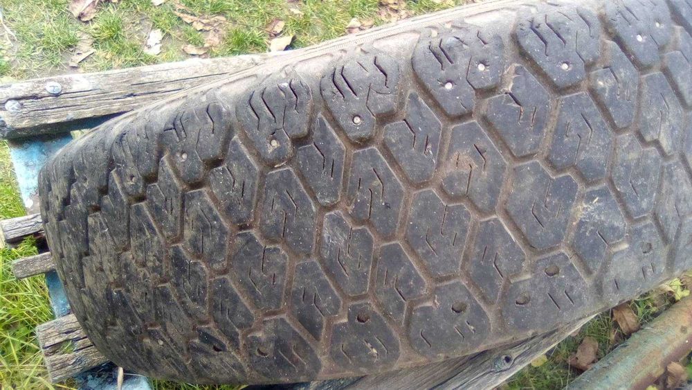 Продам авторезину 185 х 14 Goodyear шипованная грузовая