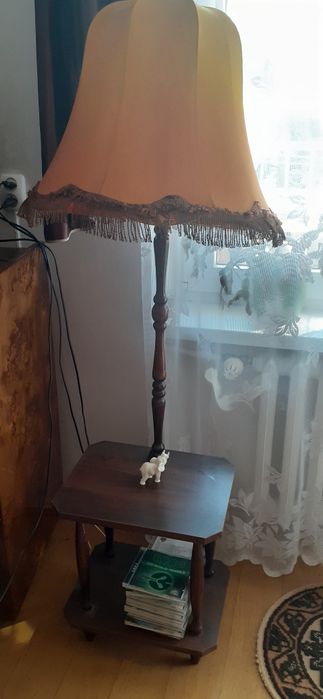 Lampa stolikowa z abażurem miodowym