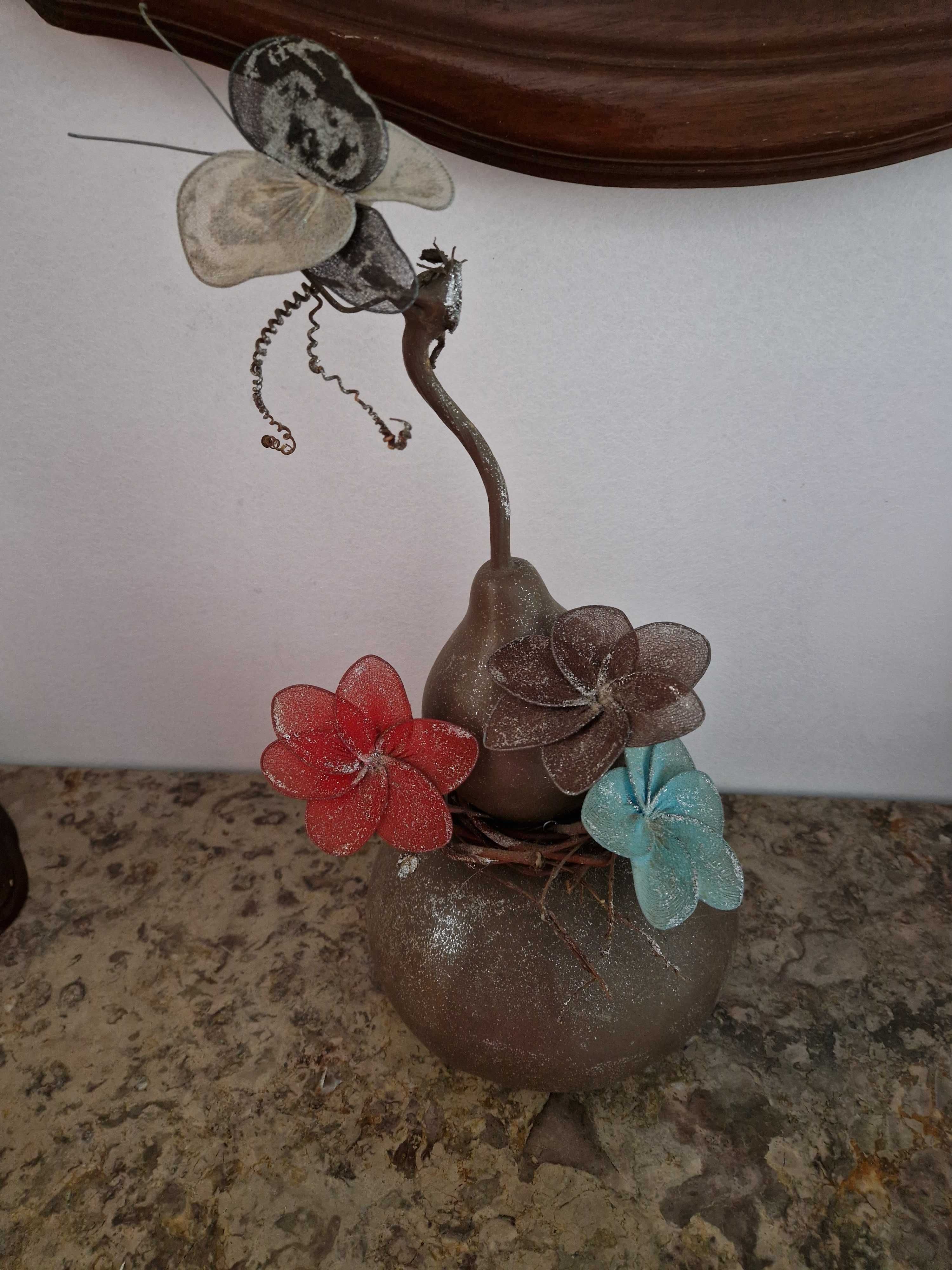 Cabaça lacada com flores de meia de vidro