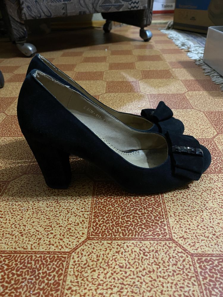 Туфли женские замшевые в отличном состоянии 38 размер