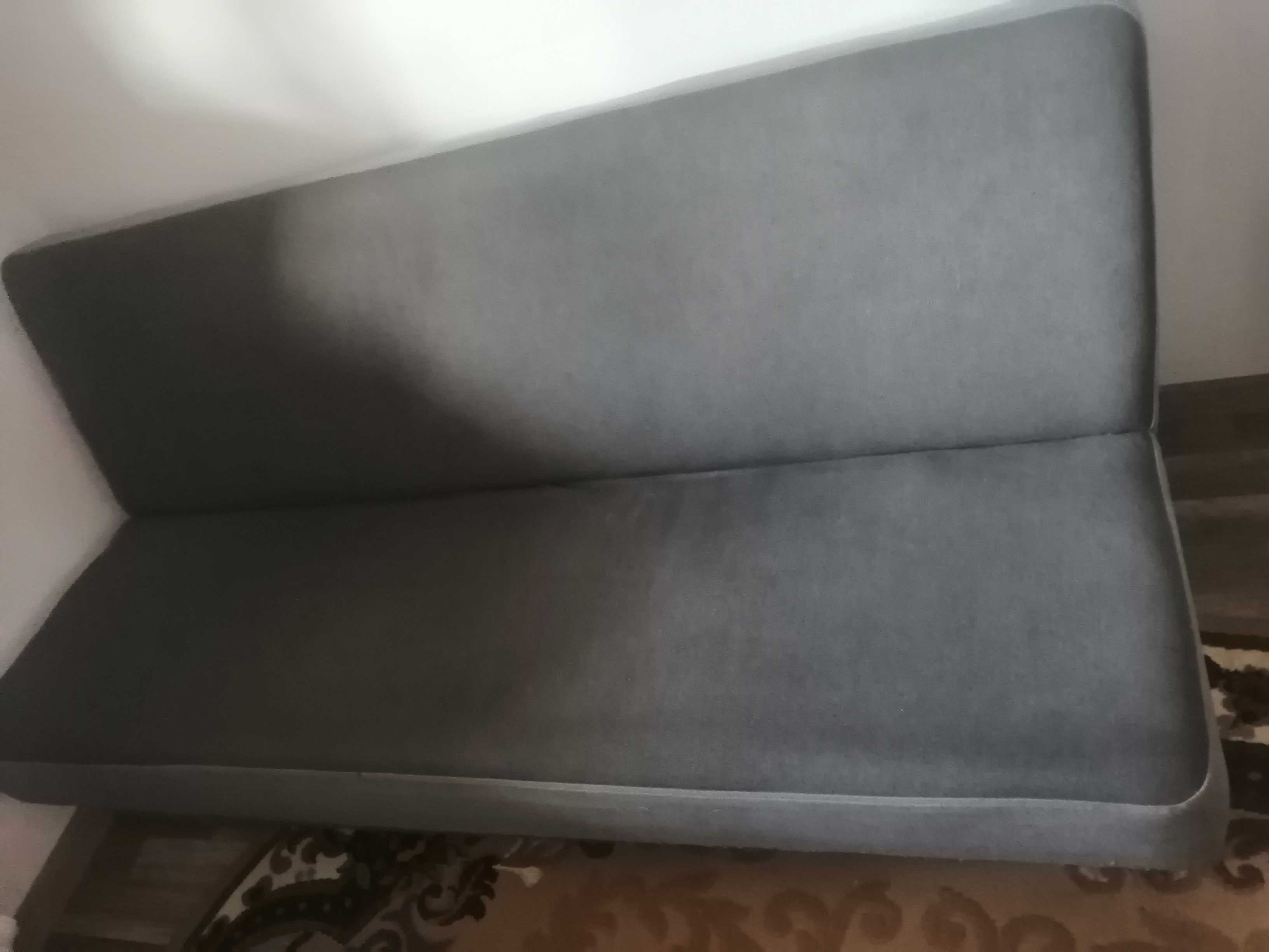 Sofa rozkładana  jest w dobrym stanie