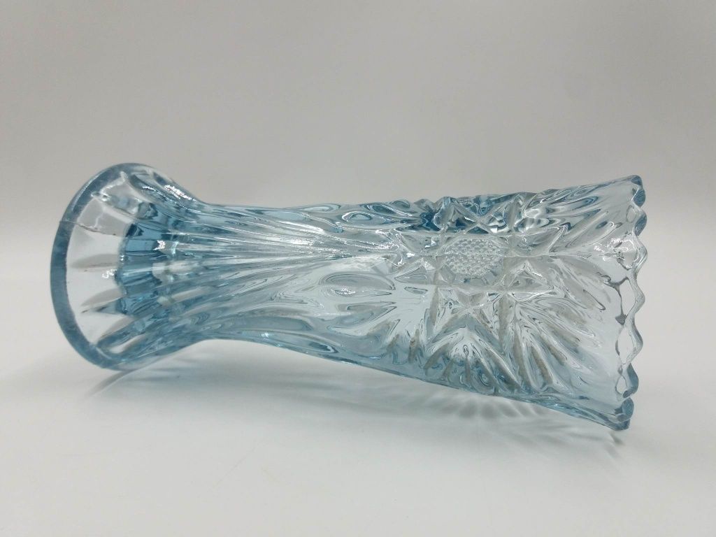 Ładny błękitny niebieski szklany wazon PRL