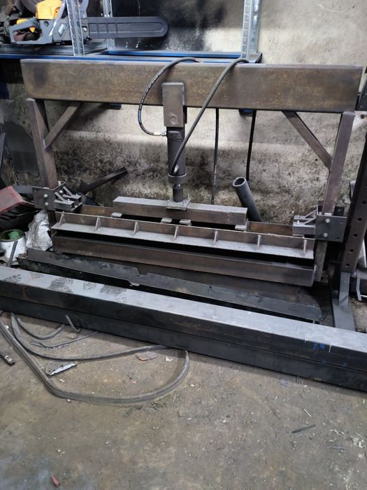 Prasa do trapezowania blachy na burty