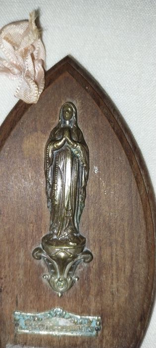 Nossa senhora de Lurdes em metal em placa de madeira Maciça.
Em bom es