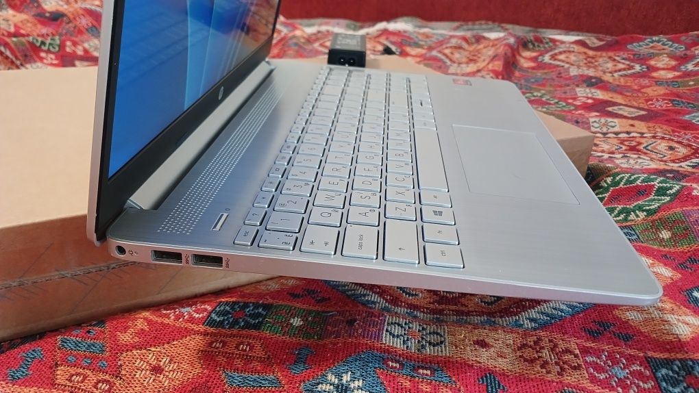 Ноутбук HP 15s-eq1003ua, 15.6 IPS, AMD Ryzen 5 4500U, 16Gb DDR4, 512Gb