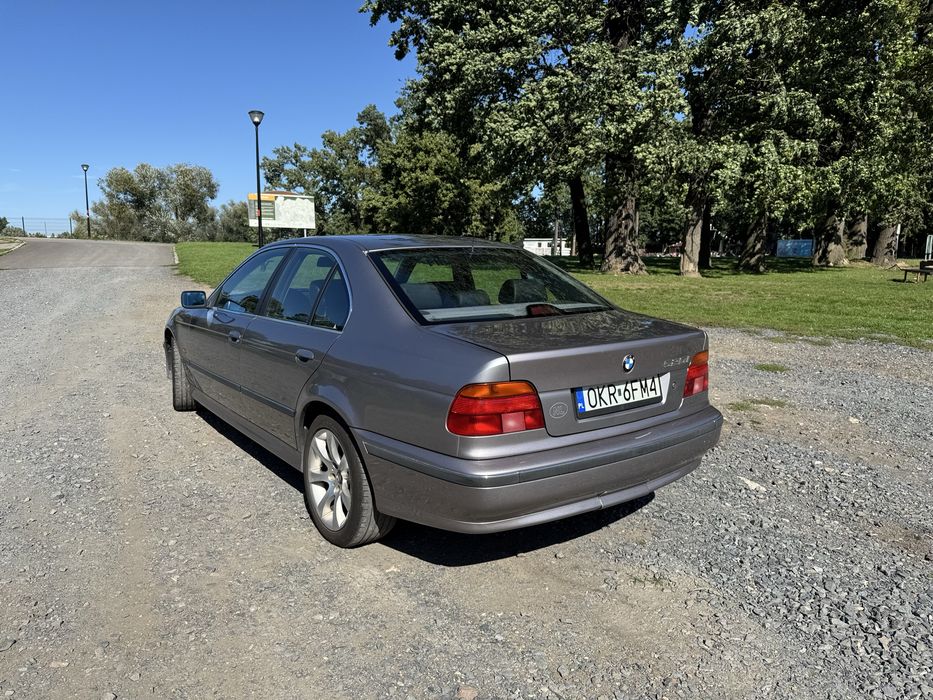 BMW E39 sedan 520