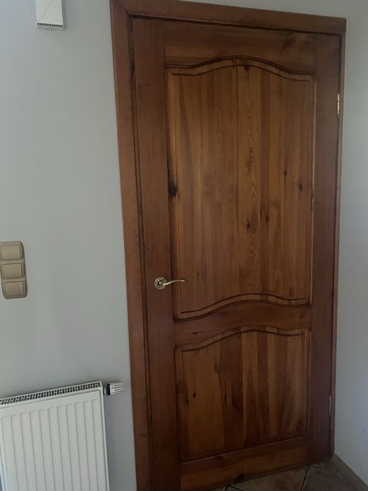 Sprzedam drzwi z litego drewna .