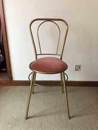 Cadeira em metal vintage com assento em veludo
