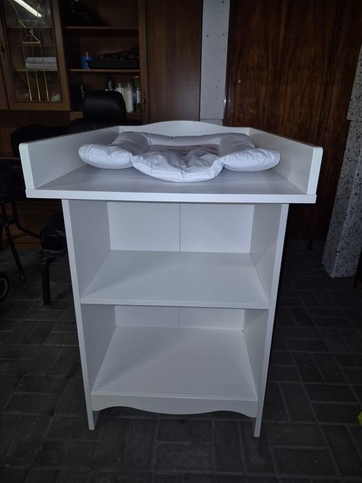 Drewniany przewijak z szafka