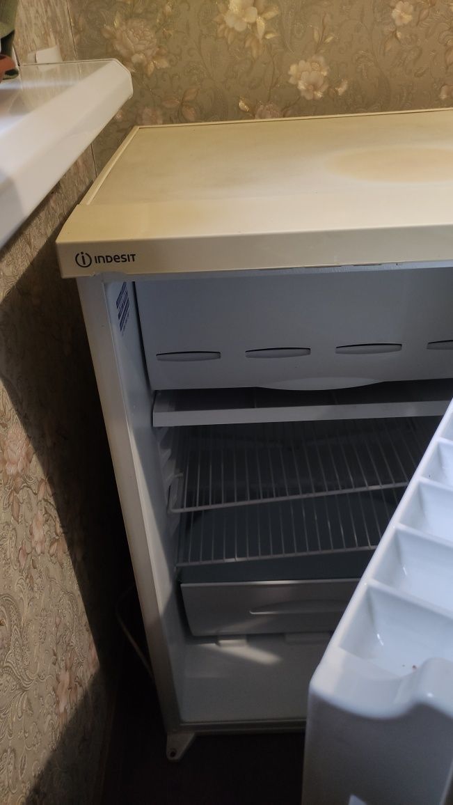 Маленький Холодильник Indesit RG 1141. Зроблено в Португалії.