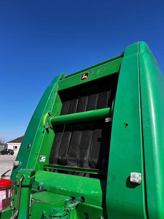 Прес-підбірник John Deere 864