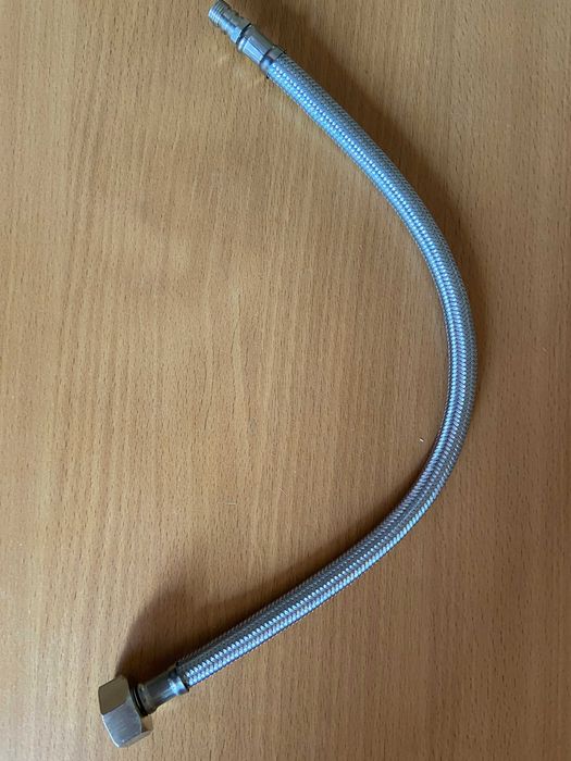 Шланг для воды в оплетинни из нерж. стали.