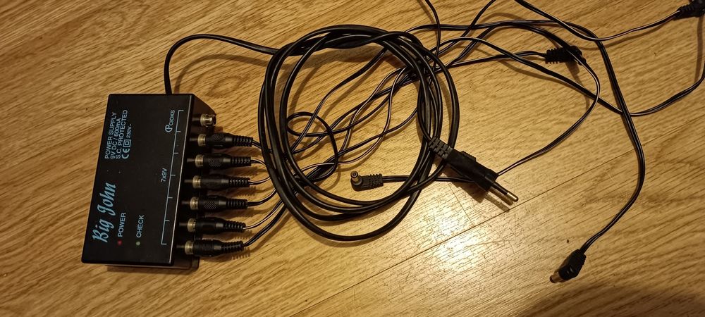 Varios pedais de guitarra + power supply