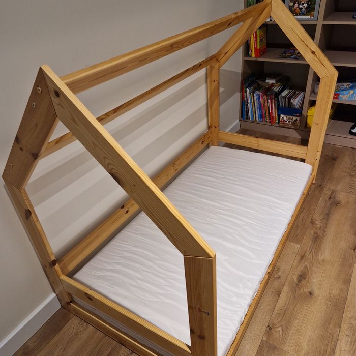 Rama domek łóżka dziecięcego z materacem