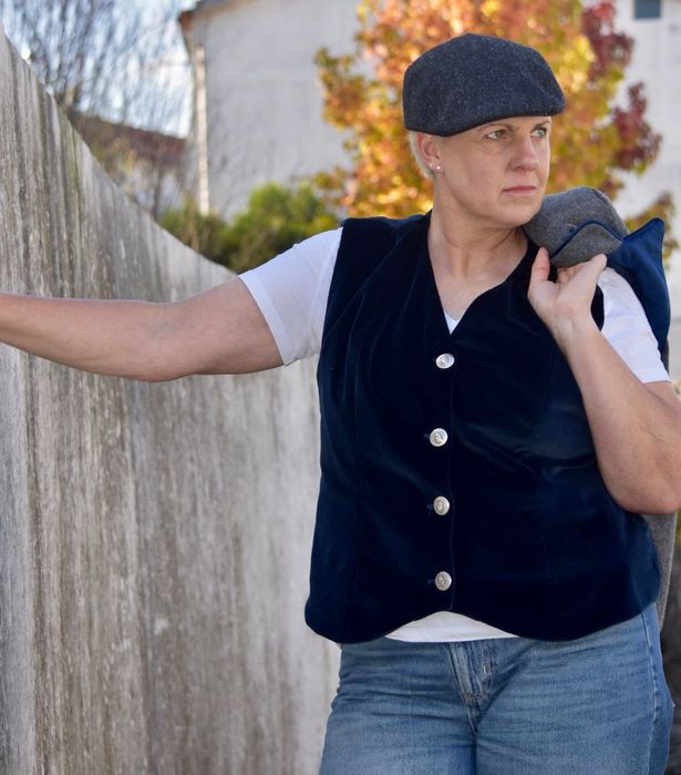 Especializada em fazer vestidos e roupas formais para mulheres.