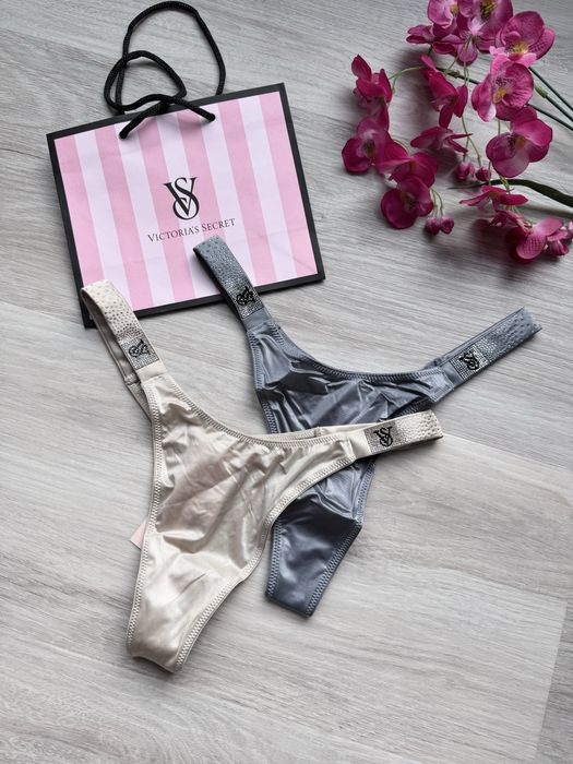 Zestaw szare i beżowe stringi z kryształkami z logo Victoria’s Secret