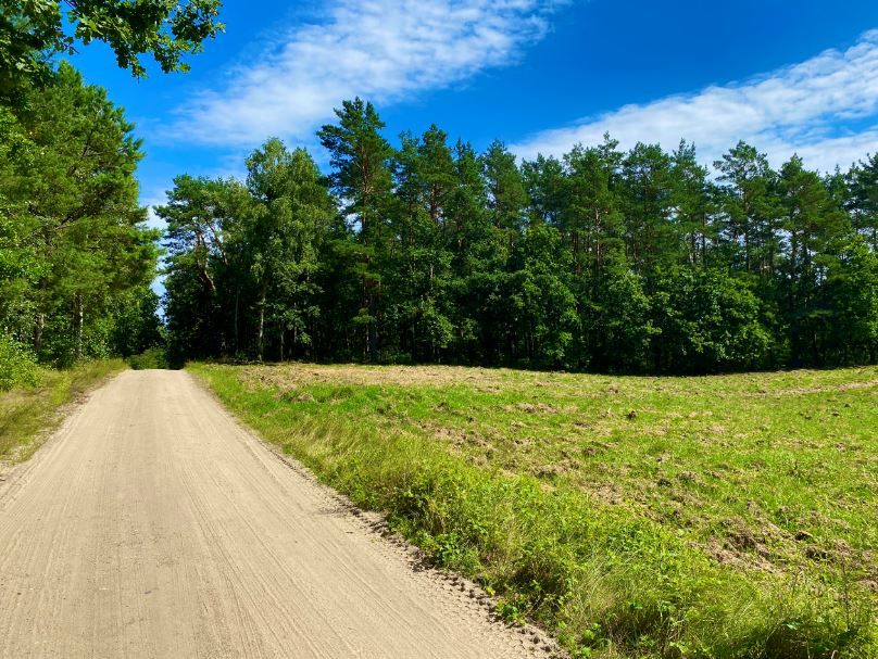 Działka budowlana 1500 m2 nad jeziorem w lesie