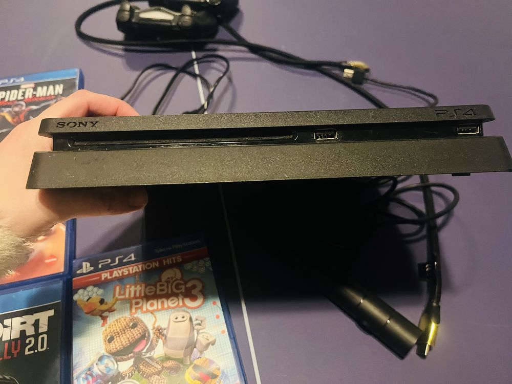 Play station 4, 13 gier na plytach plus na wbudowanej pamieci