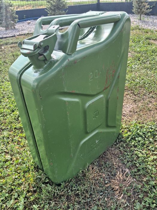 Radziecki karnister na bęzyne