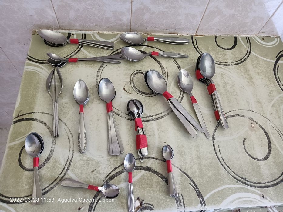 Facas , garfos e colheres antigos