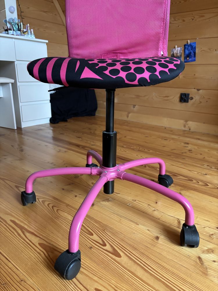 Krzeslo biurkowe obrotowe jezdzace na kolkach rozowe