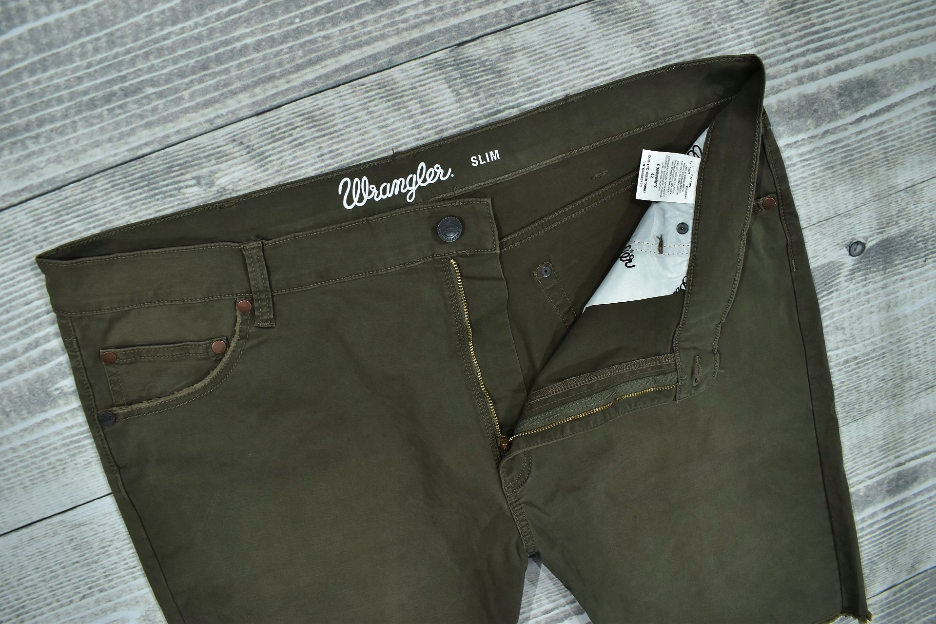 WRANGLER Męskie Spodenki Bermudy Slim Stretch / 42