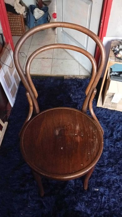 stare zabytkowe krzesla