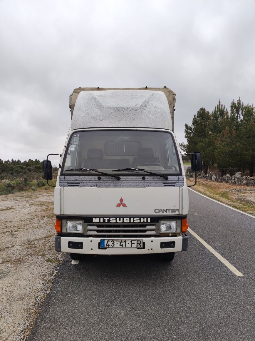 Mitsubishi Canter transporte de animais vivos