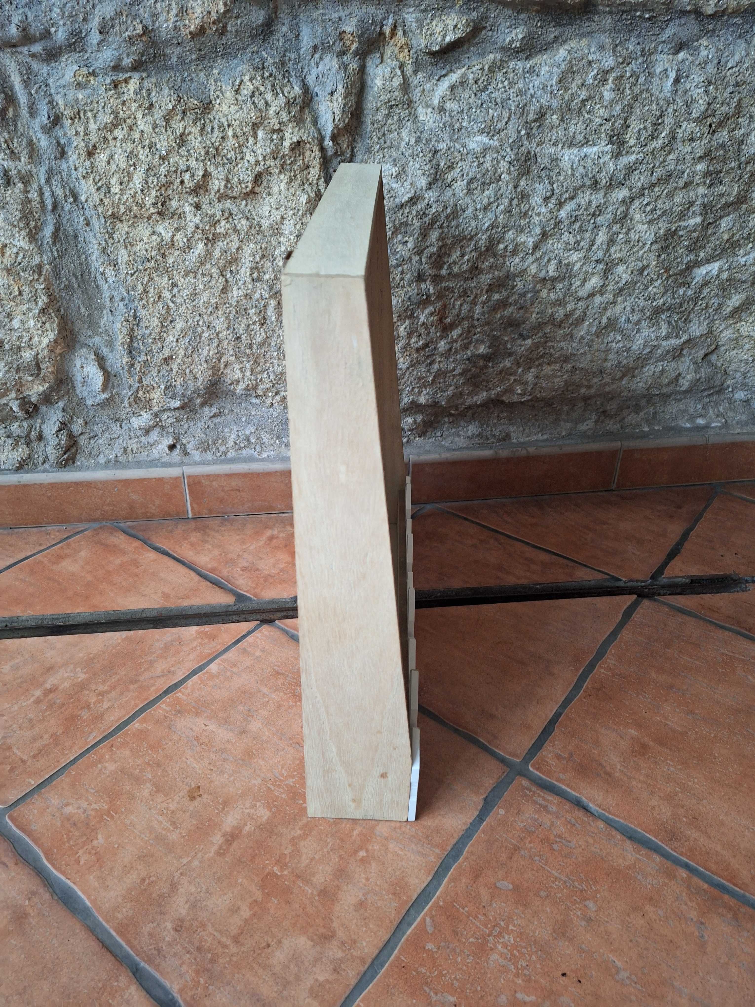 Espelho em caixa de madeira 45 x 46