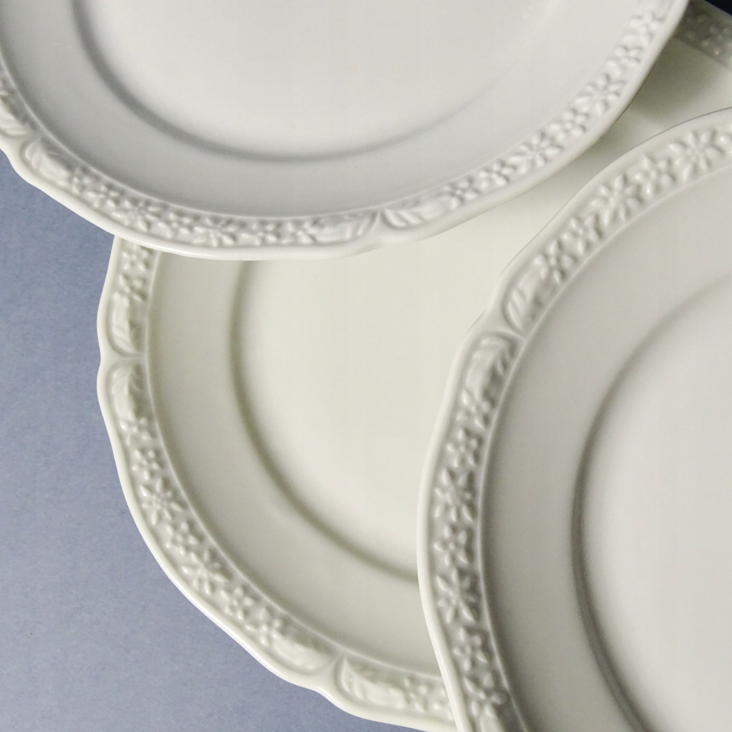 piękne białe zabytkowe talerzyki porcelanowe