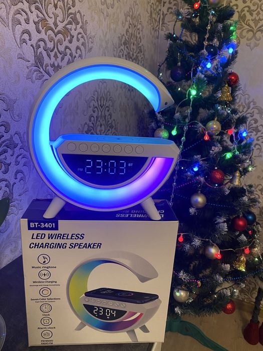 Стильная блютуз колонка с беспроводной зарядкой