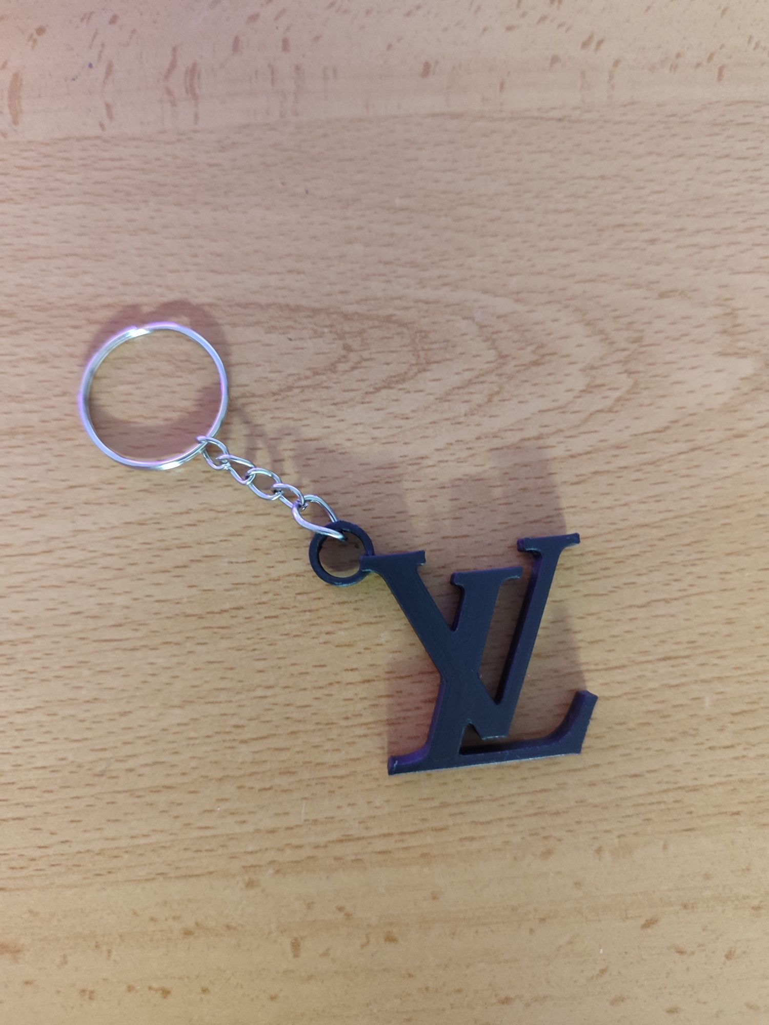 Vendo porta chaves com o logo da LV