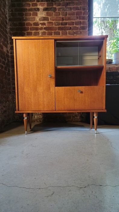 Nr.2202 Elegancka Witryna/Kredens w Stylu Mid-Century Modern (