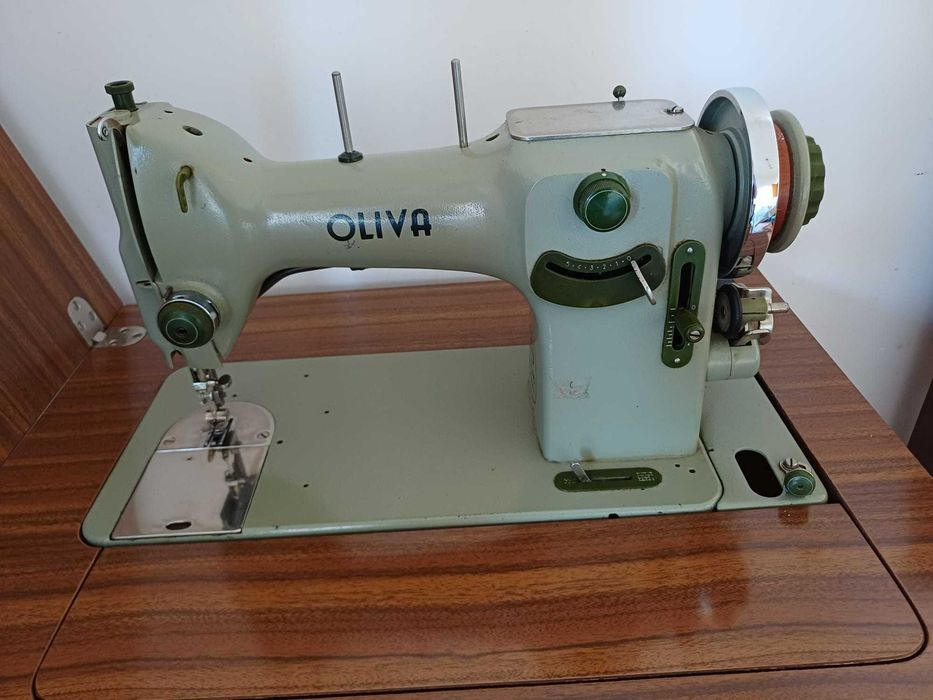 Máquina de Costura Oliva