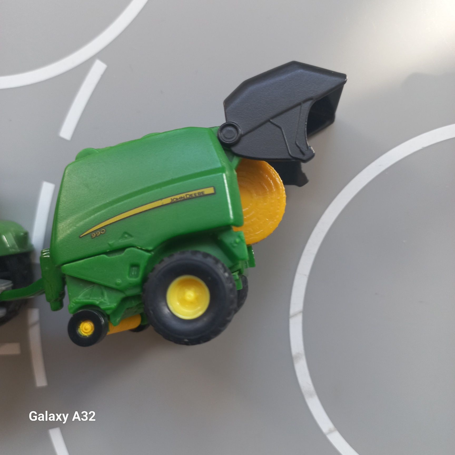 Siku traktor John deere z prasa  do slomy plus bela slomy