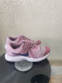 Оригінальні кросівки для дівчинки Nike рожеві 30 р 18,5 см найк сітка