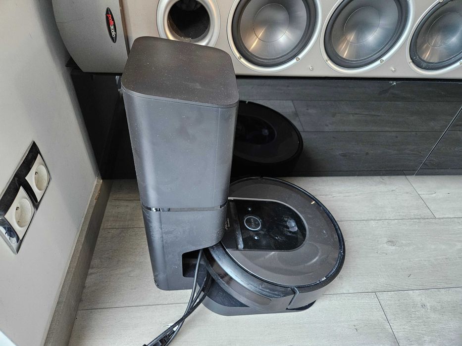 Robot sprzątający iRobot Roomba i7+ czarny używany sprawny z stacją