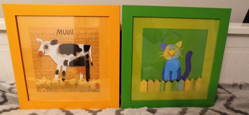 Dwie kolorowe ramki na zdjęcia z obrazkami.