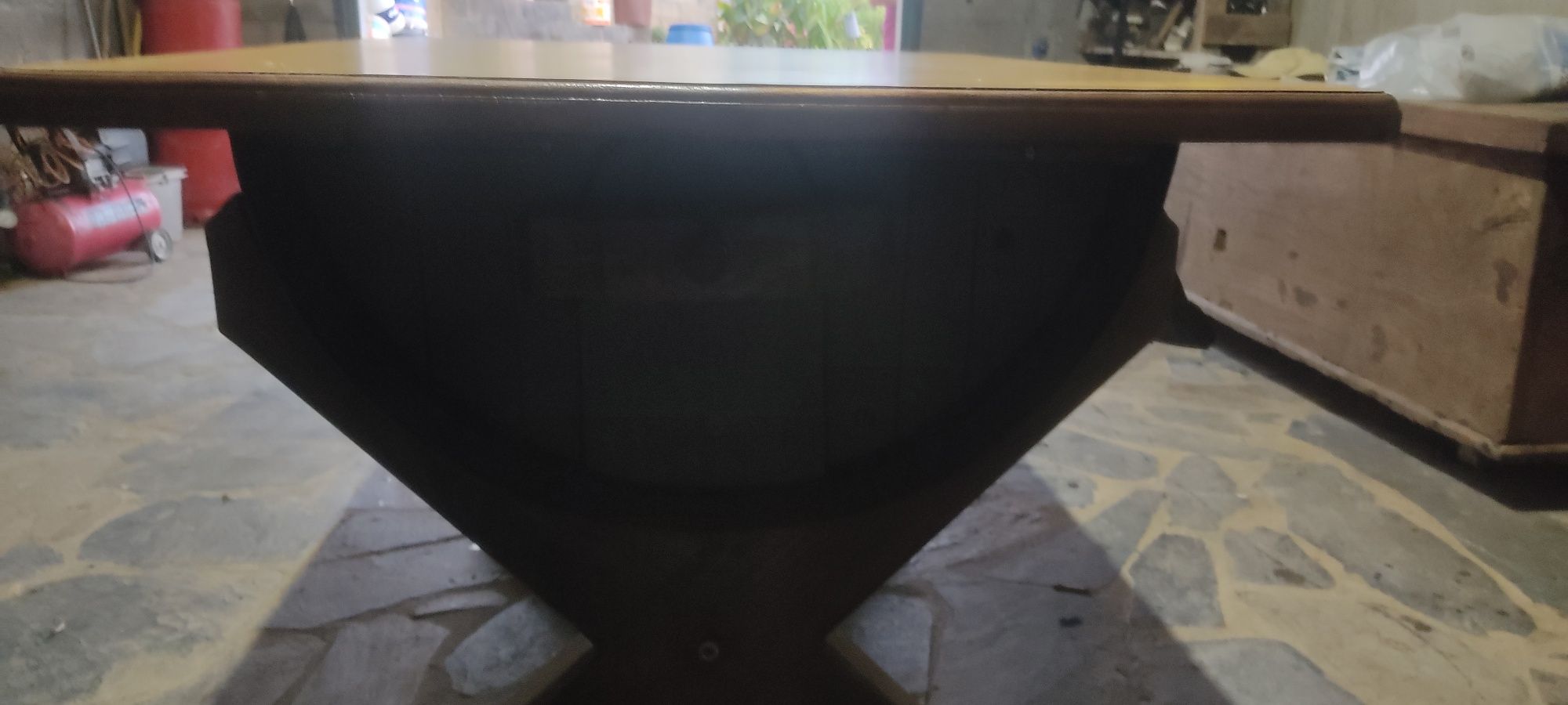 Mesa rústica feita de pipo