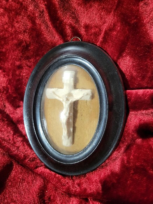 Zabytkowy krzyż w starej ramie za szkłem