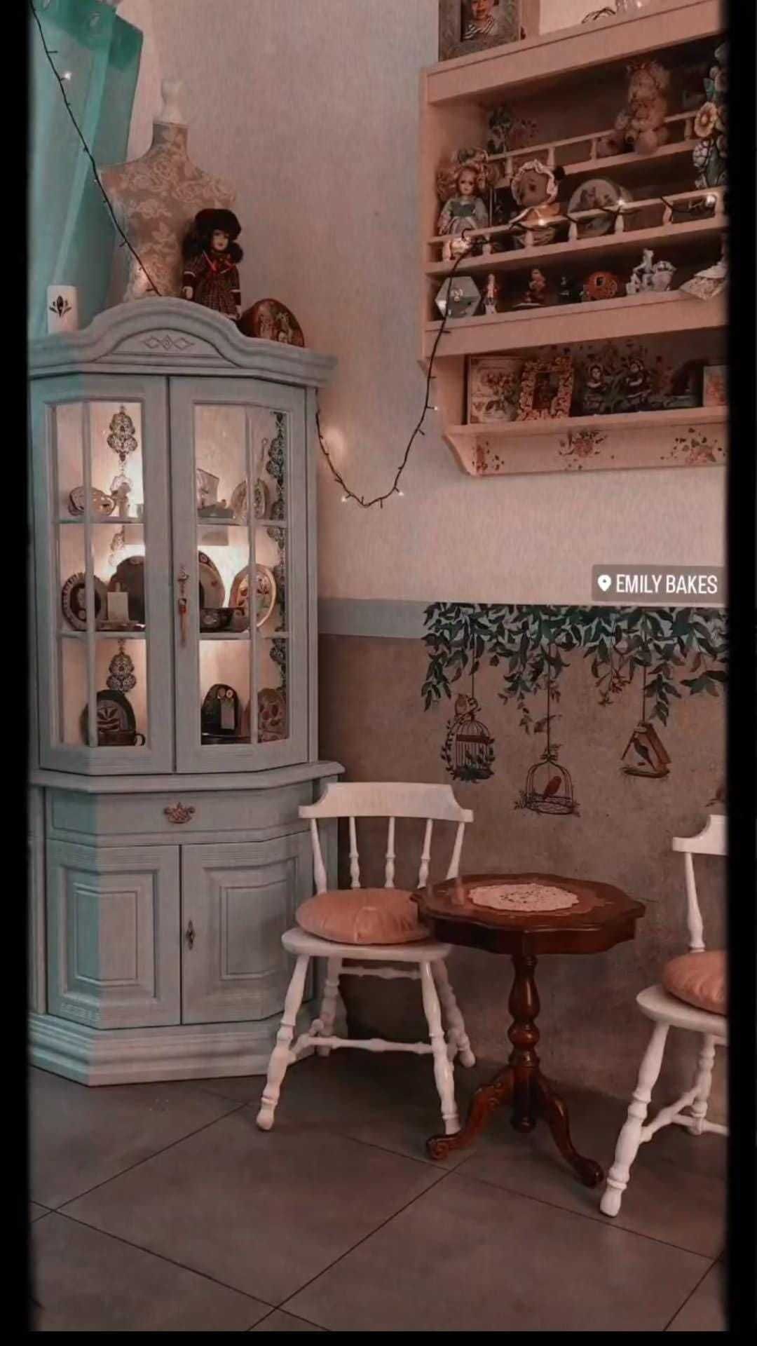 Witryna narożna Włoska shabby chic dębowa że światłem.